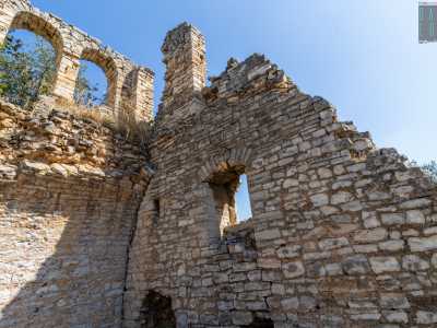 Il piano terra era chiuso da una volta a botte, di cui ormai resta come unica traccia l�attaccatura posta sopra l�ingresso